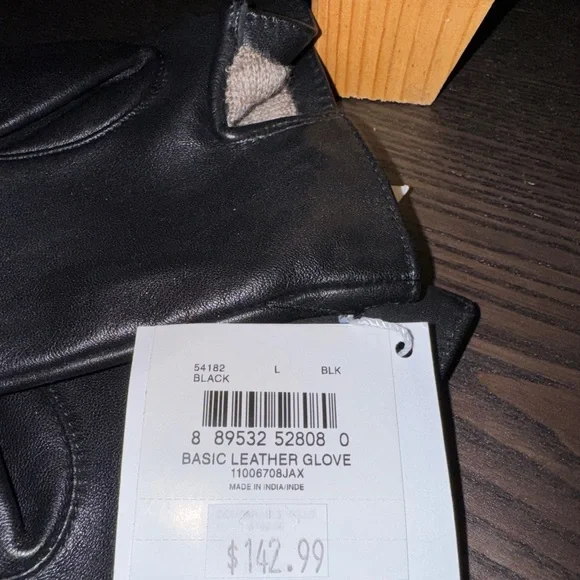 NWT Coach Women’s Tech Gloves in Large - Picture 3 of 3